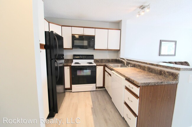 Building Photo - 4 br, 2 bath Room For Rent - 1342E Hunters...