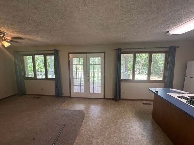 Building Photo - FOR LEASE- 2 BED, 1 BATH HOME THAT BACKS UP TO THE CUMBERLAND RIVER