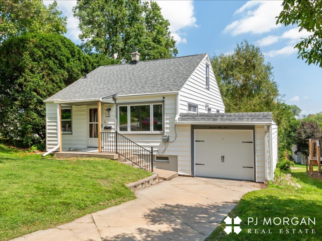 Foto principal - 3 bedroom , 2 bathroom House - Recently Up...