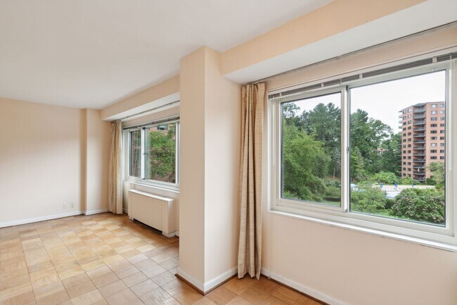 Building Photo - Light-filled studio in the prestigious Towers Condominium, nestled in the heart of Wesley Heights...