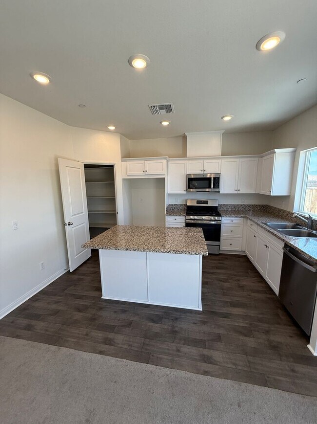 Foto del edificio - Fall in love with this NEWER  5 bedroom 4 ...
