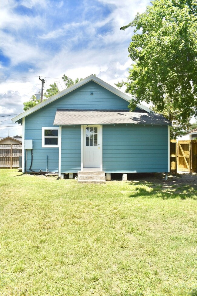 Building Photo - 305 Stimpson St
