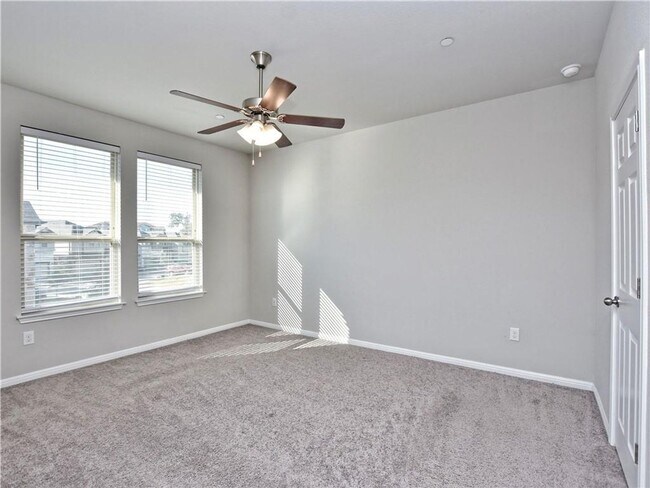 Foto del edificio - Alluring  Single Family Home | 3 BR/2.5BA | Peaceful Backyard| Coming Soon!