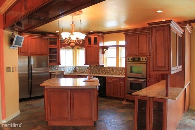 Foto del edificio - 6 br, 4 bath House - 1202 W. 31st ST