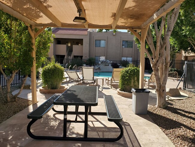 Foto del edificio - 8155 E Roosevelt St
