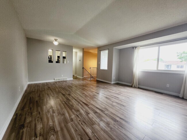 Building Photo - 405 Willow Ct NW