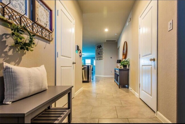 Building Photo - 6910 Rosalina Landing Ln