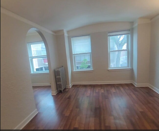 Building Photo - 1061 W Rosemont Ave