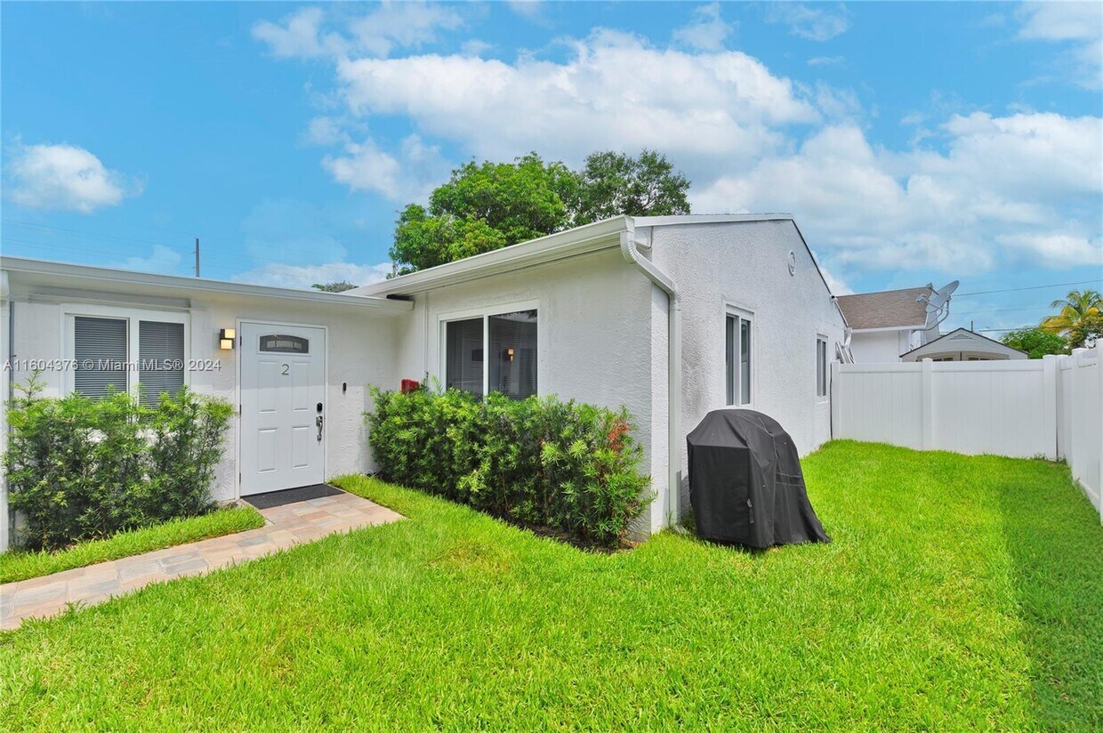 326 SW 14th St Unit 2, Dania Beach, FL 33004 Room for Rent in Dania