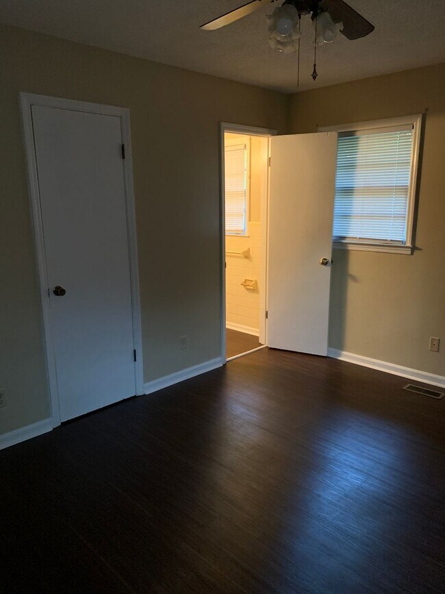 Foto del edificio - 2426 Whispering Pines Cir