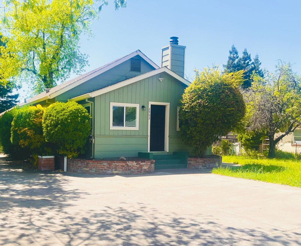 Primary Photo - 3 Bedroom House, Available Now!