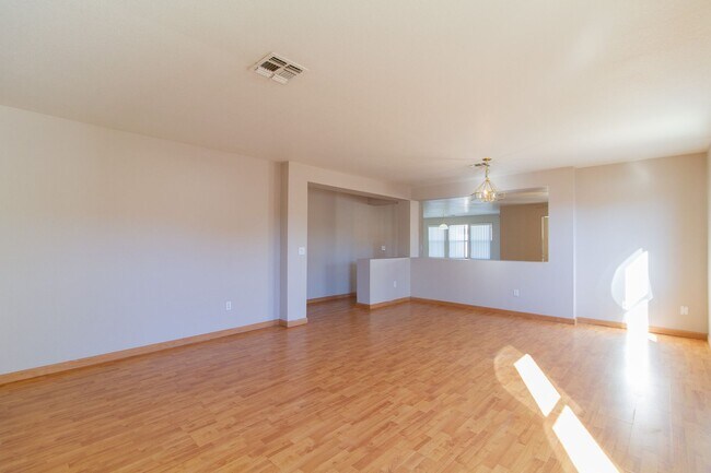 Foto del edificio - 8566 E Desert Ln