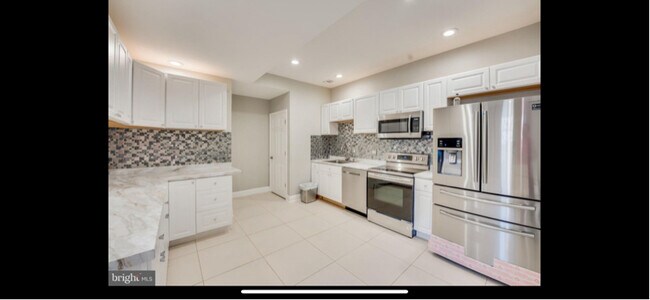 Foto del edificio - 7320 Bradley Blvd