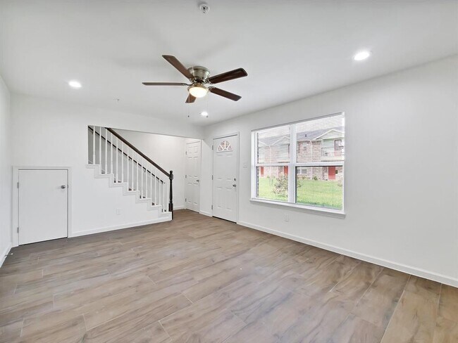 Building Photo - 211 Fairfax Ln