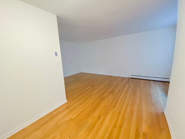 Building Photo - 516 W Melrose