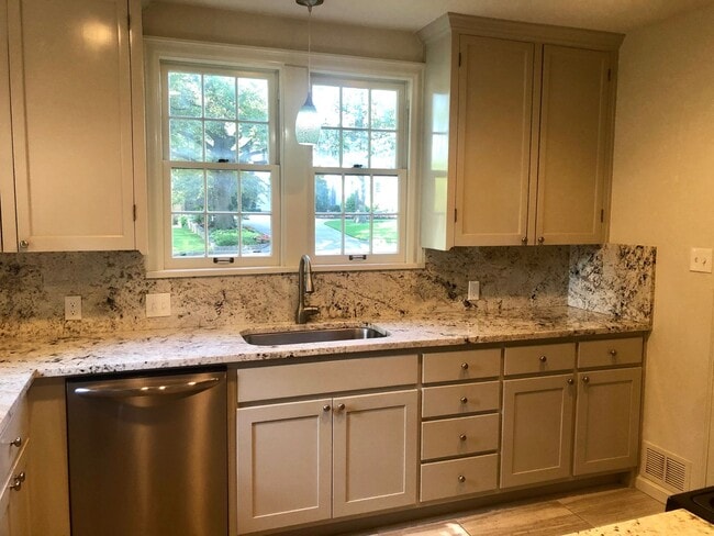 Building Photo - Stunning Midtown Home In Highly Desirable Bren Rose!