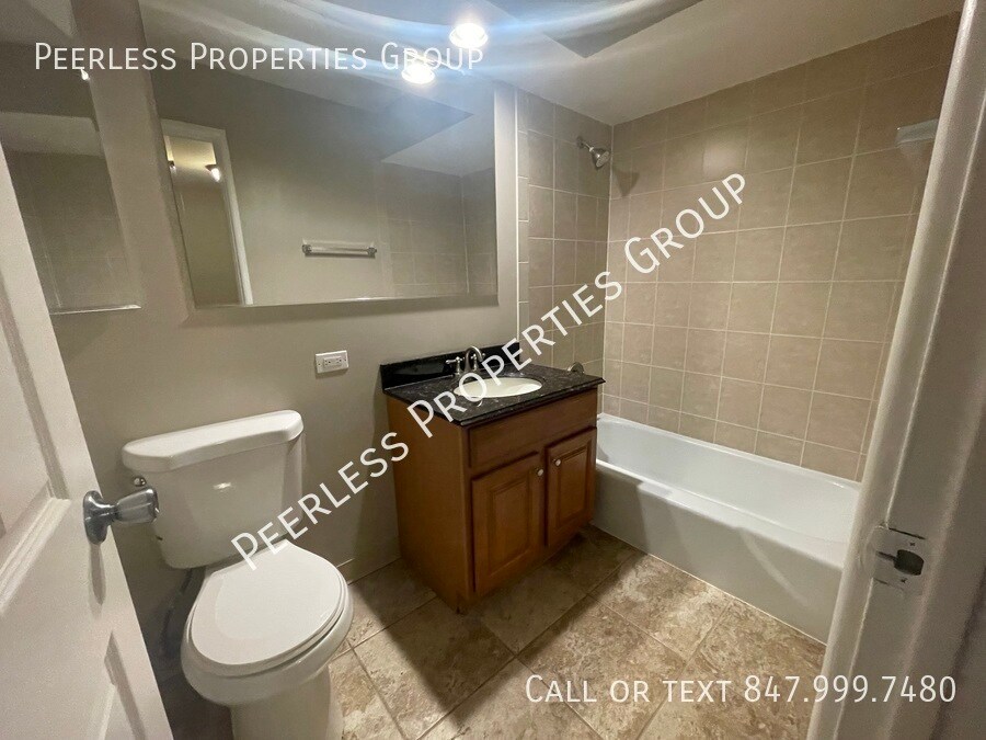 Building Photo - Spacious 1BD/1BA Apartment with In-Unit Wa...