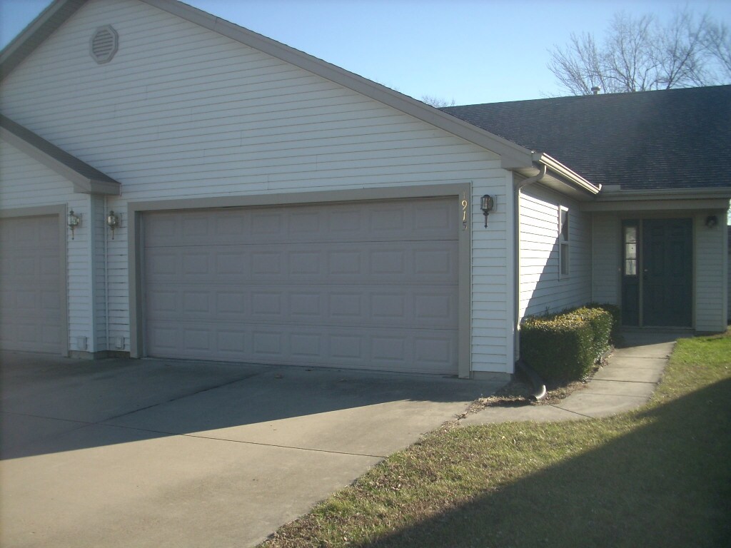 1915 Evergreen Ct, Mattoon, IL 61938 Condo for Rent in Mattoon, IL