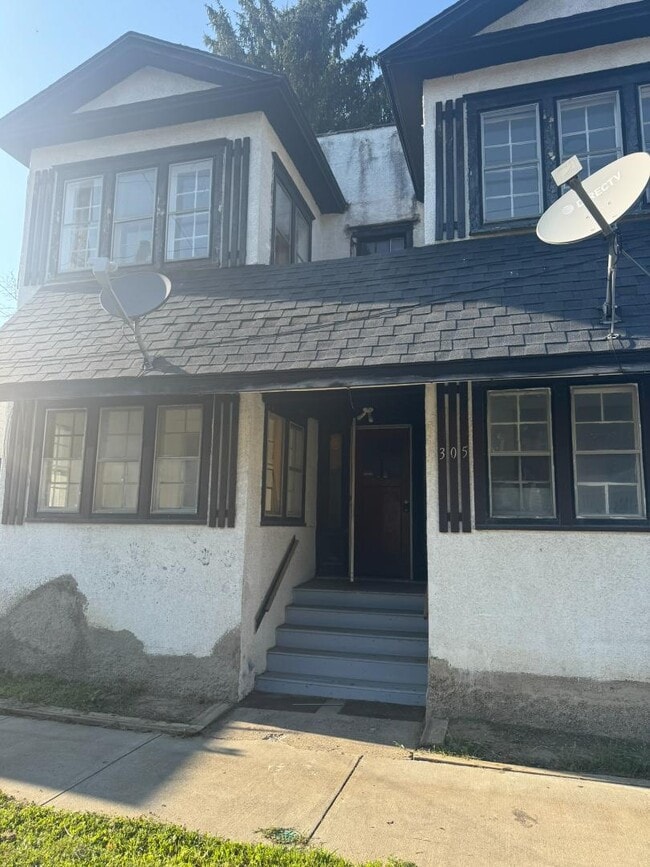 Building Photo - 305 Grand Ave