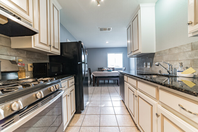 Kitchen - 1907 Greenhill Dr