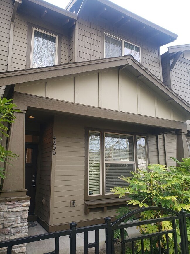 Foto del edificio - Wonderful Townhouse in Bethany/ NW Portland