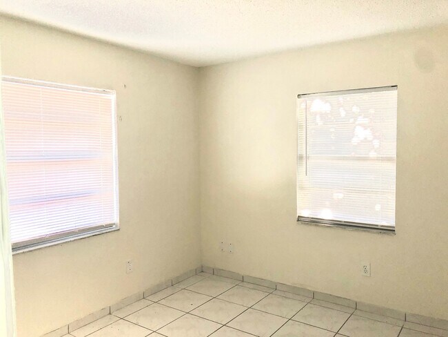 Building Photo - BUENAVENTURA LAKES - 2 BEDROOM, 2 BATHROOM HOUSE