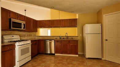 Building Photo - 7003 Glen Rosa Dr