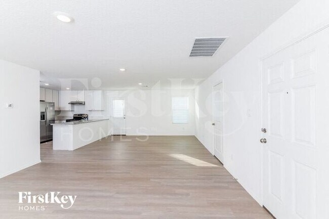 Foto del edificio - 10403 McClintock Dr