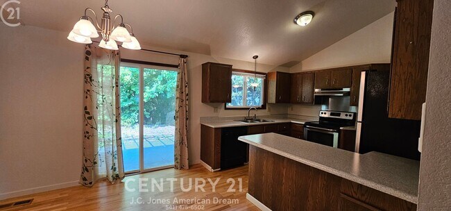 Foto del edificio - 3 Bed 2 Bath Home w/Attached Garage