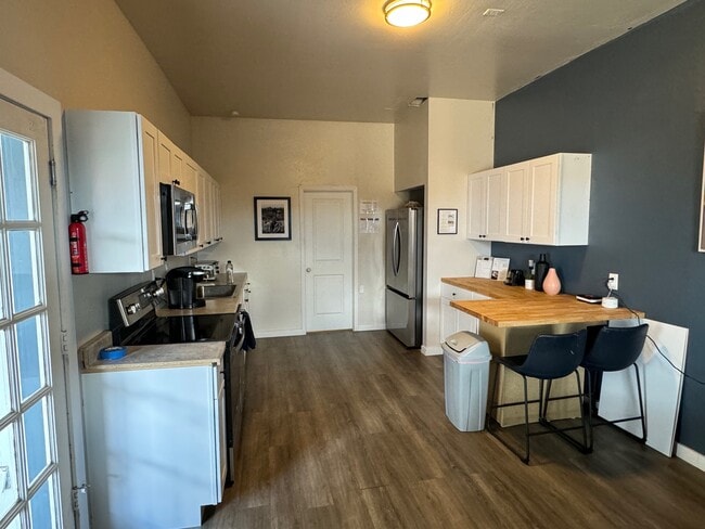 Building Photo - 938 E Amelia Ave