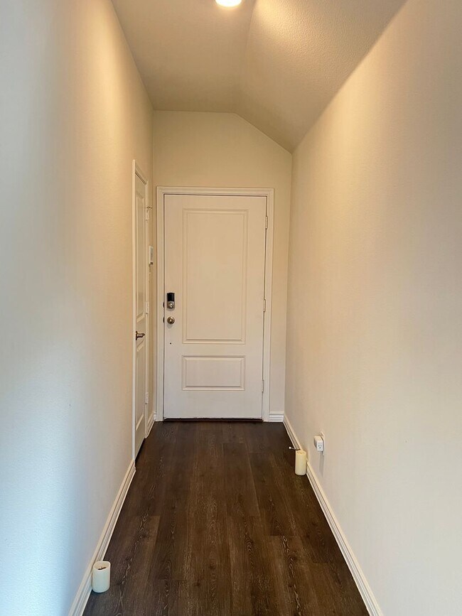 Building Photo - Calm Springs