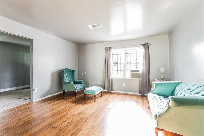 Foto del edificio - 7730 Darnay Dr