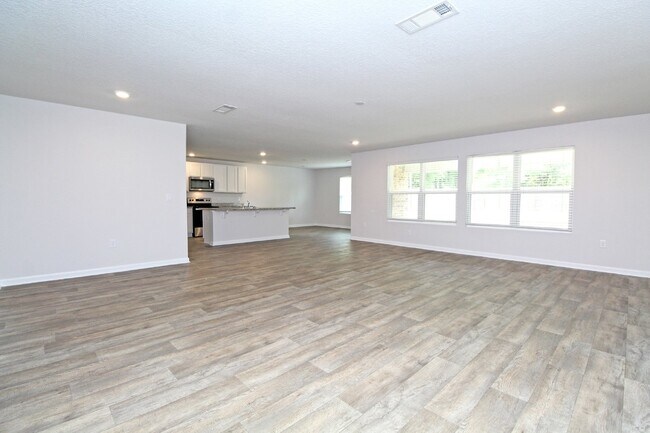 Foto del edificio - Spacious 4-Bed, 2-Bath East Milton Home with 2-Car Garage, Open-Concept Kitchen, Primary Suite, F...