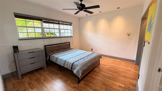 Foto del edificio - 8600 Byron Ave