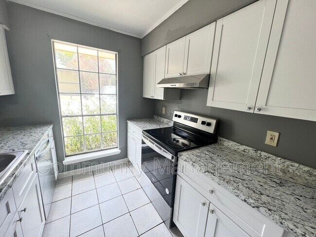 Foto del edificio - 7121 Meadow Park Ave