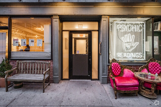 Entrance - 35 Bedford St