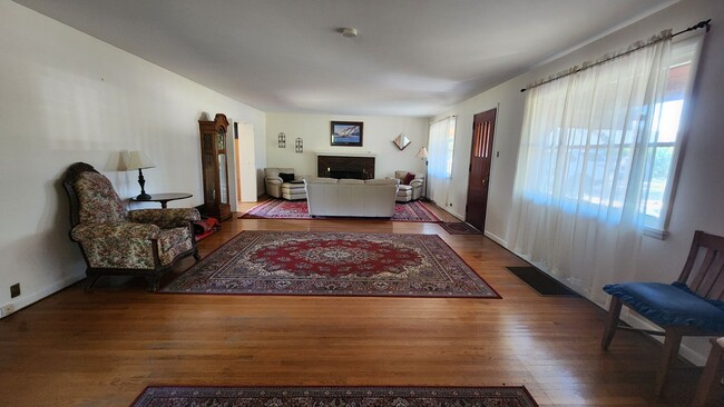 Foto del edificio - Large 4 bed, 2 bath single level house loc...