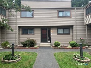 Building Photo - 16 Greenbriar Dr
