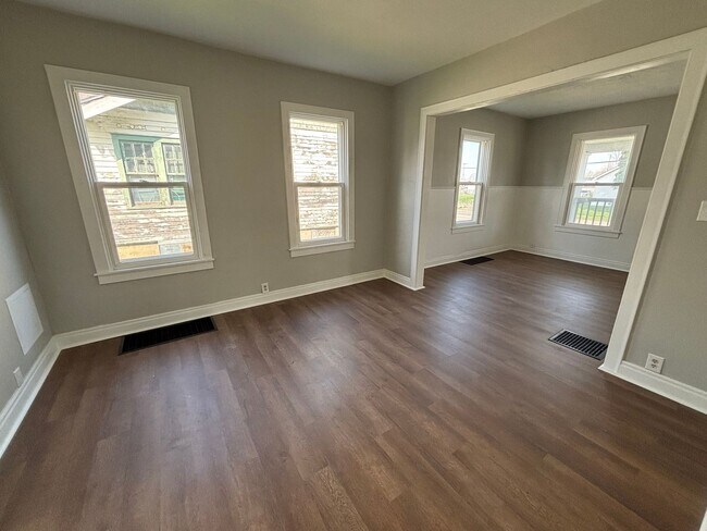 Foto del edificio - 3-bedroom, 1-bath house: $1050