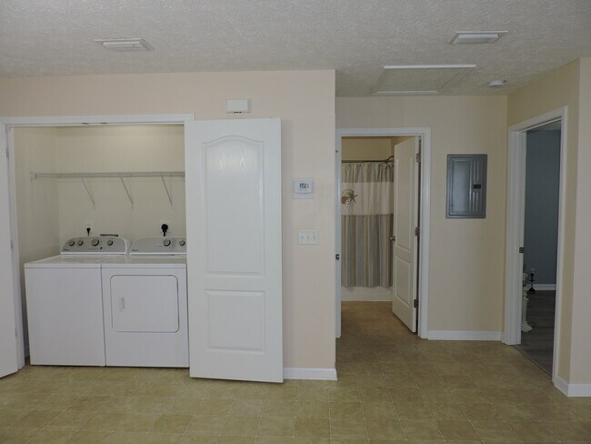 Foto del edificio - 121 Half Acre Ln