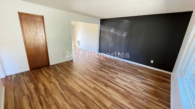 Building Photo - 2289 Willamette Falls Dr