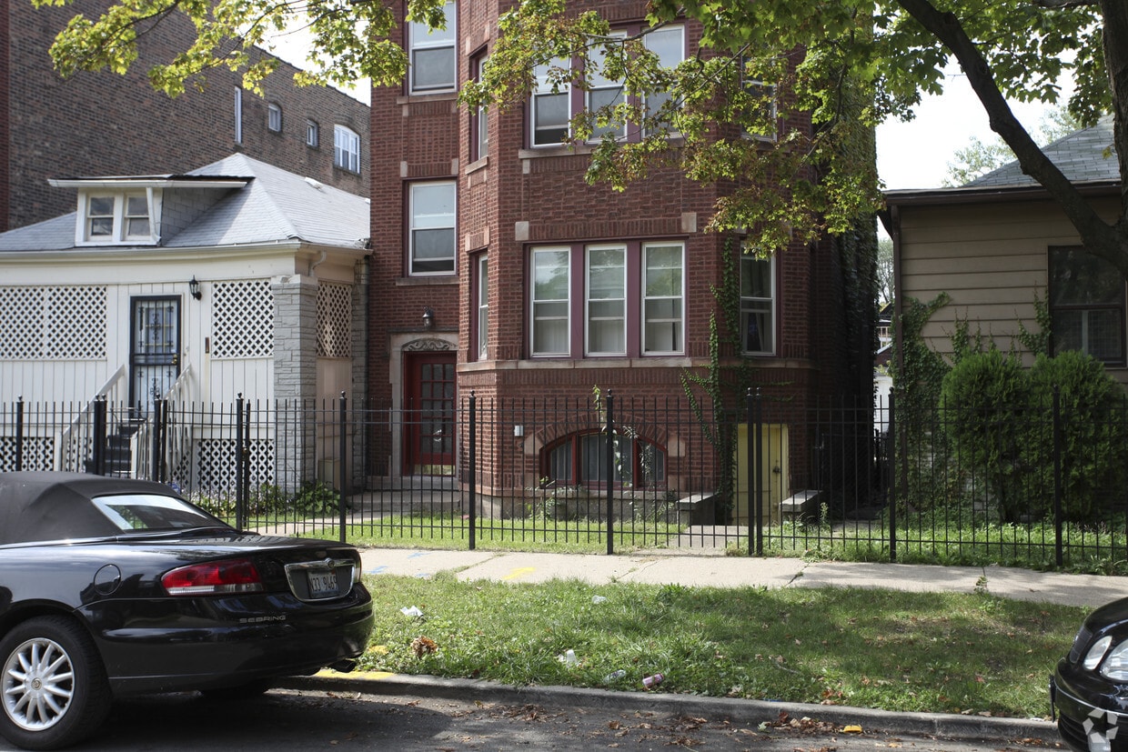 Building Photo - 8428 S Drexel Ave