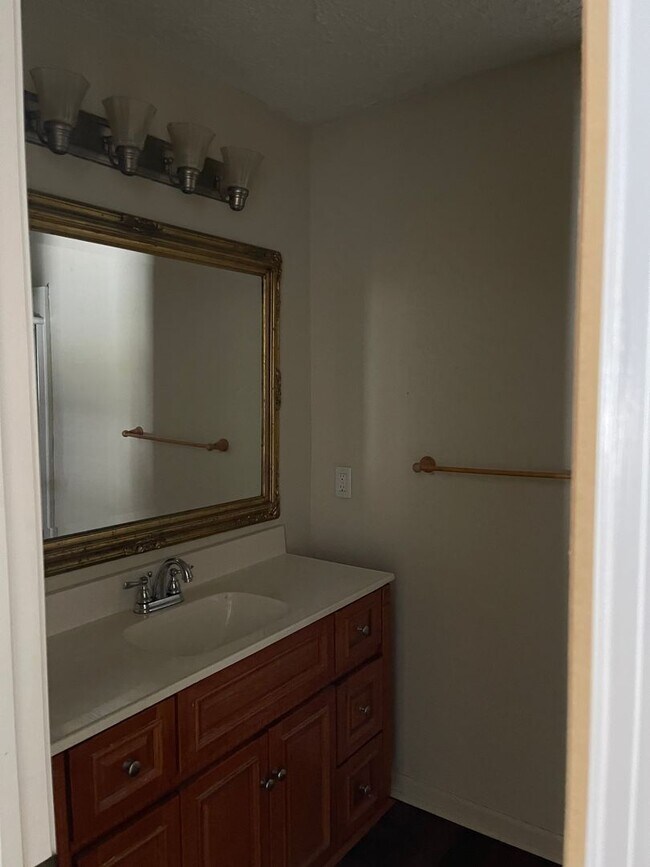 Building Photo - Newly Updated Midtown Beauty!