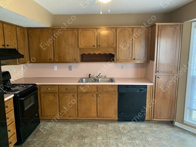 Building Photo - 2558 Hampstead Dr