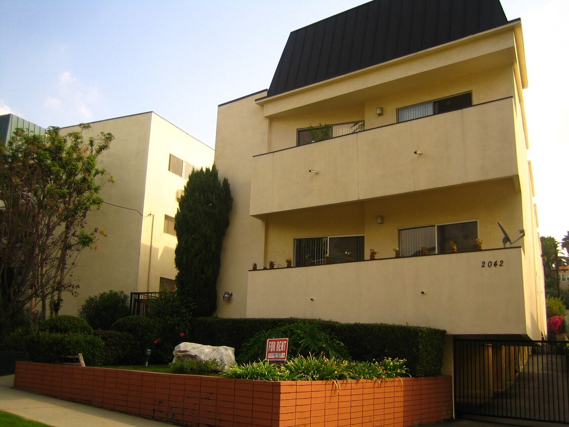 Frontage - 2042 N Beachwood Dr