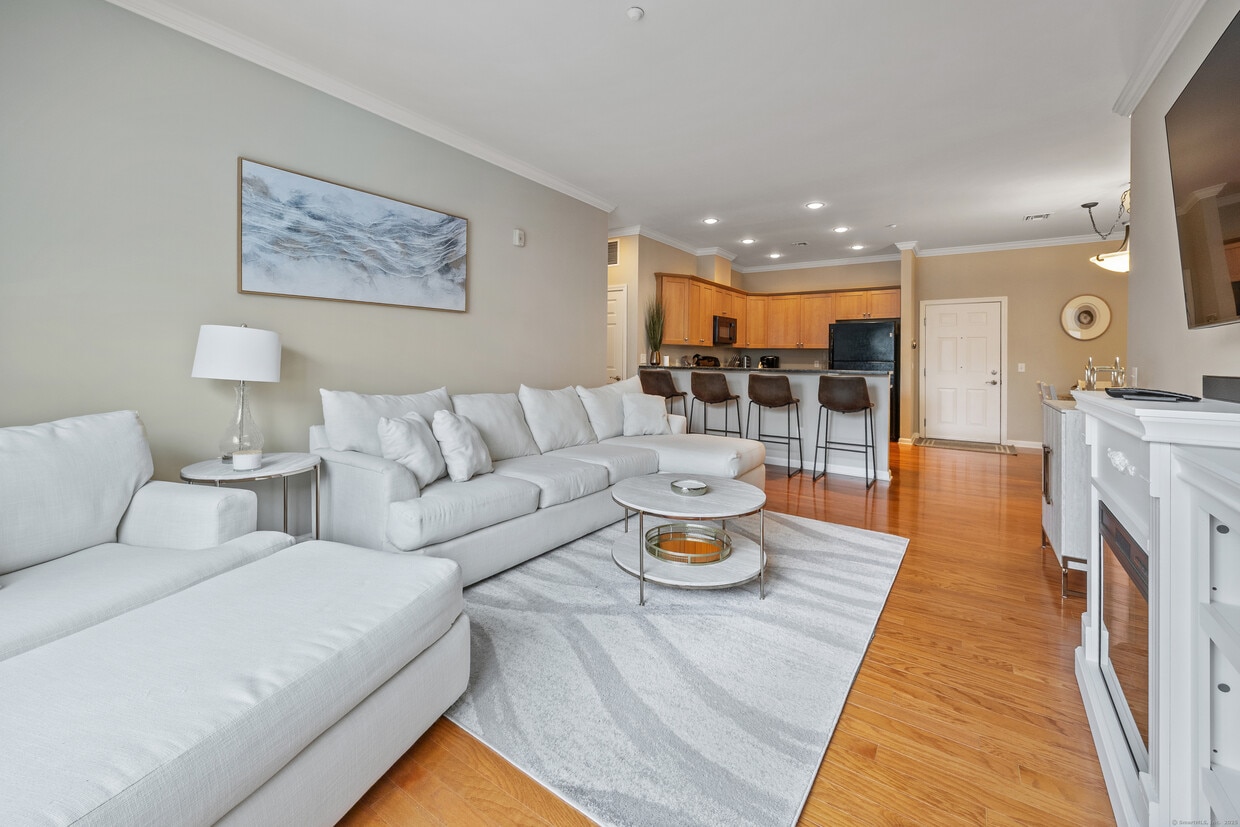 Primary Photo - 1 King Philip Dr