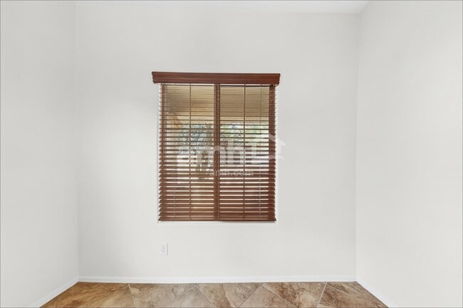 Foto del edificio - 19427 W Woodlands Ave