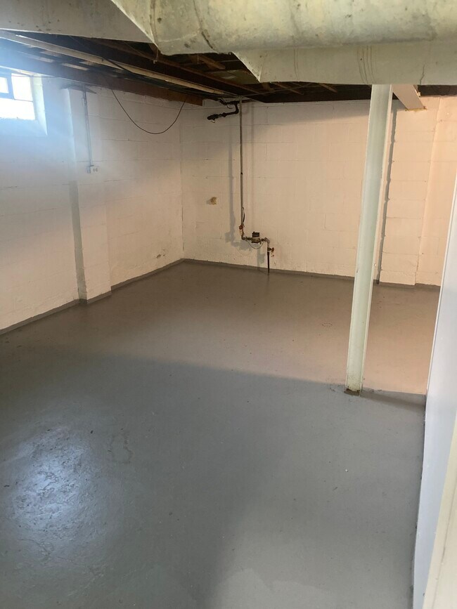 Large basement - 12251 Woodmont Ave