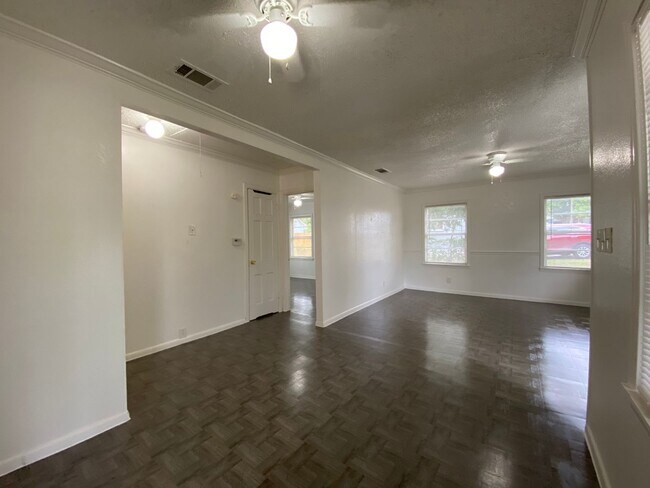Building Photo - AVAILABLE NOW 2 Bedroom 1 Bath Home in Riv...