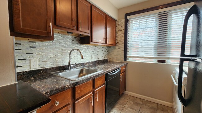 Foto del edificio - 6326 Bancroft Ave